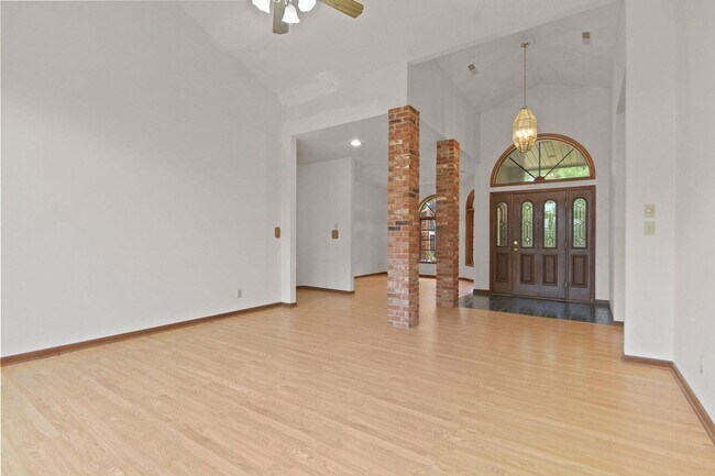 Building Photo - Private 3BR Brick Home with Scenic View