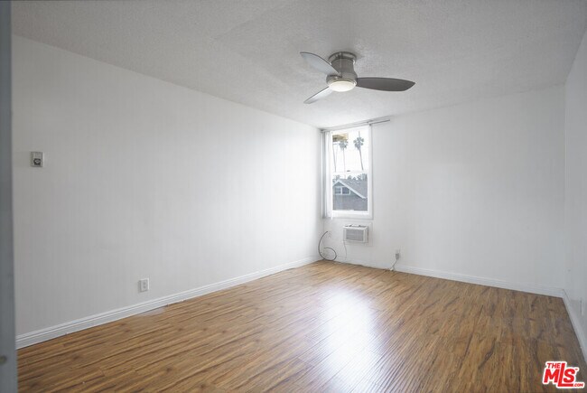 Building Photo - 425 S Kenmore Ave