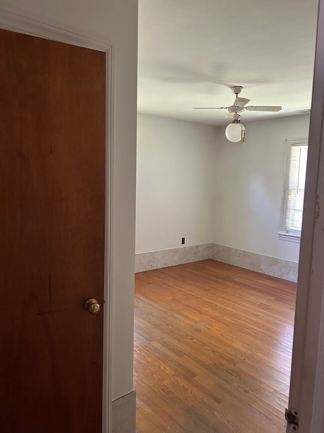 Building Photo - 1615 Edgewood Dr