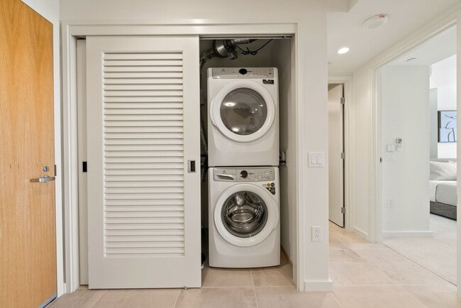 Building Photo - Sky Ala Moana (West) #3305 - Fully Furnished 1 BR/1 BA/1 Parking