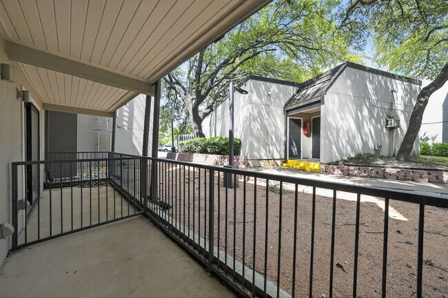 Building Photo - 935 La Posada Dr