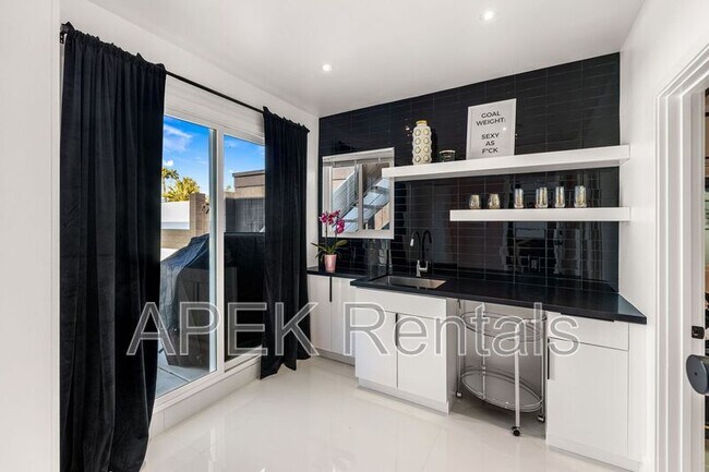 Building Photo - 2325 N Girasol Ave