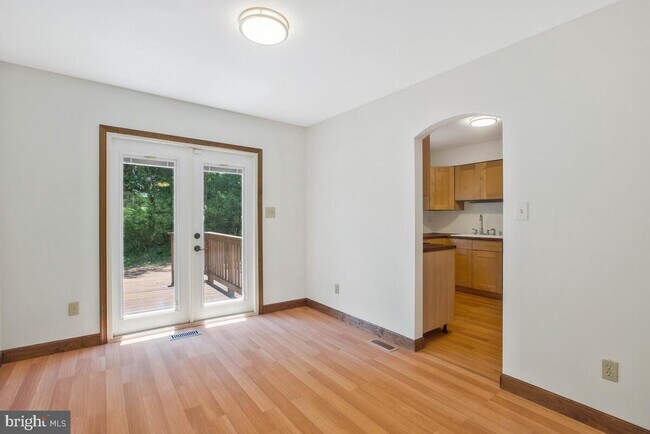 Building Photo - 6327 Joslyn Pl