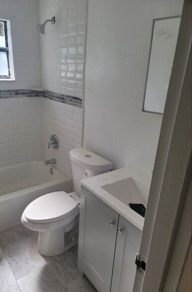 Building Photo - 4508 Meadowbrook Ave