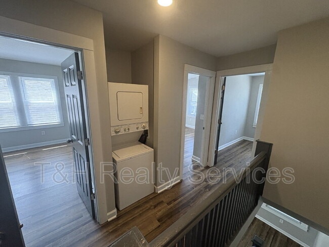 Building Photo - 637 N Gray St