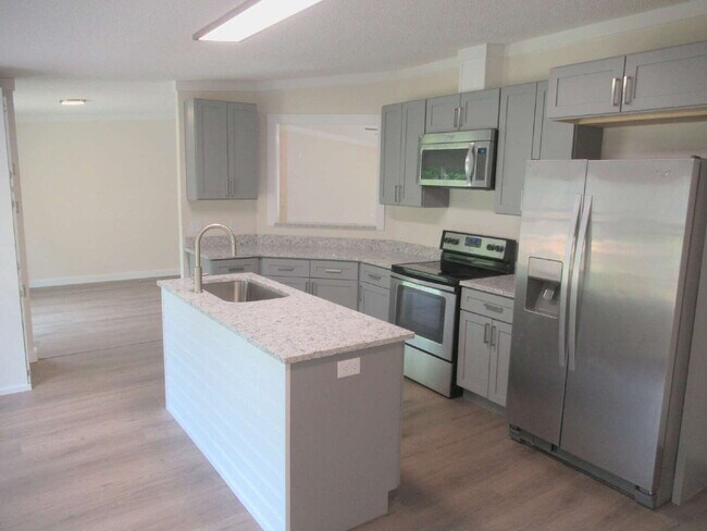 Building Photo - Beautifully Updated Home with Dual Owner S...