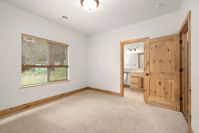 Building Photo - 3 Bed 2 Bath Condo!