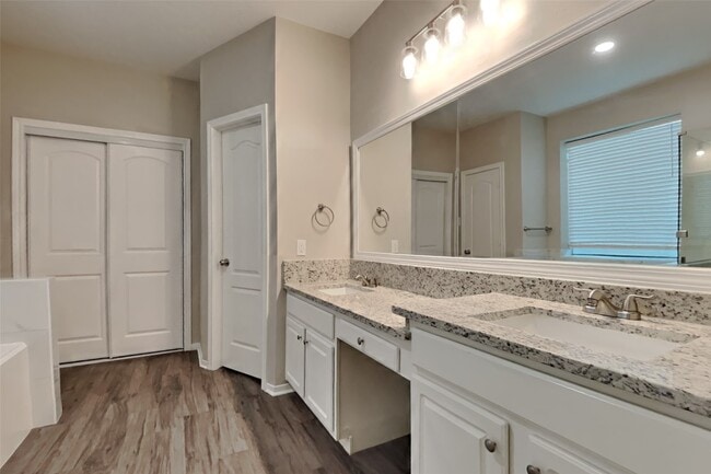 Building Photo - 1731 Red Oak Terrace