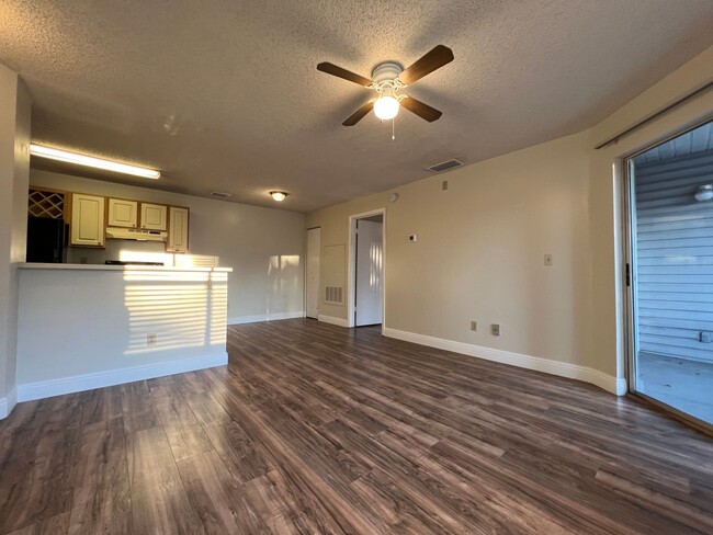 Building Photo - Lake Mary Condo ~ New Paint, Laminate Floo...