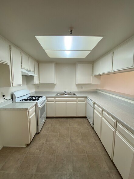 Building Photo - 14020 Yukon Ave