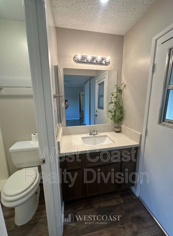 Building Photo - 627 Solano Dr