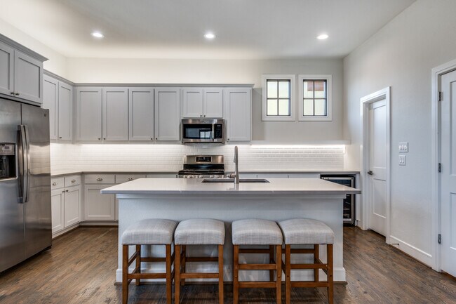 Building Photo - 5073 Gaston Ave