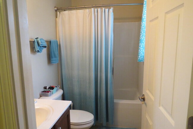 Building Photo - 2 Bedroom / 2.5 Bath Condo Johnson City, TN