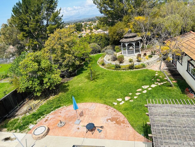 Building Photo - Move-in Special!! Single level view home i...