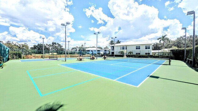 Building Photo - Annual Turnkey 3/3 penthouse on waterfront in Osprey