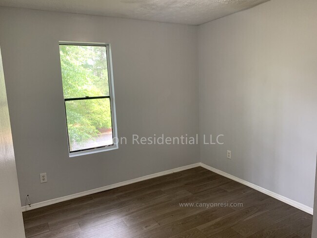 Building Photo - 5825 Vernier Dr SW
