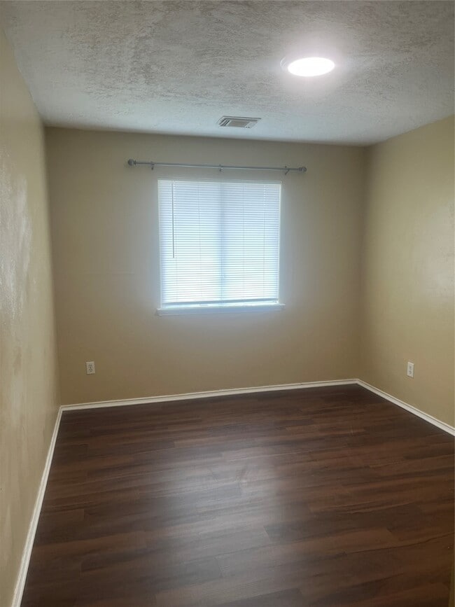 Building Photo - 2038 Greenwest Dr