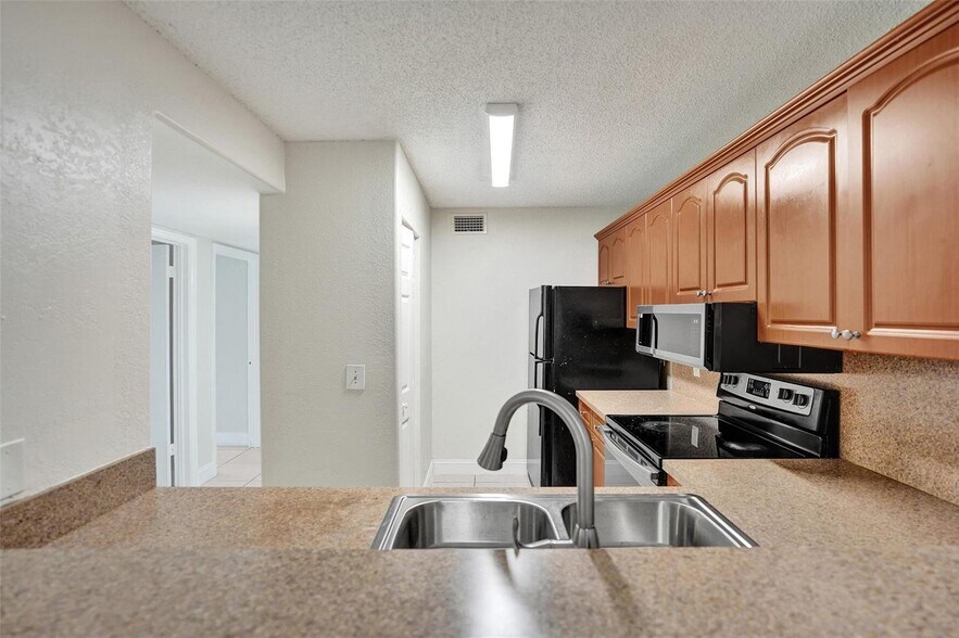 Building Photo - 10773 Cleary Blvd
