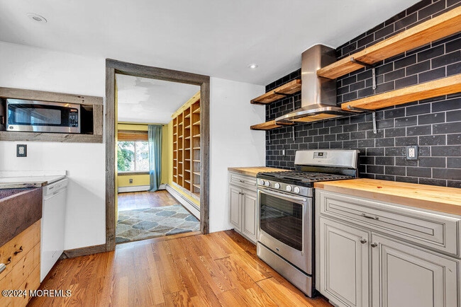 Building Photo - 105 Longfellow Ave