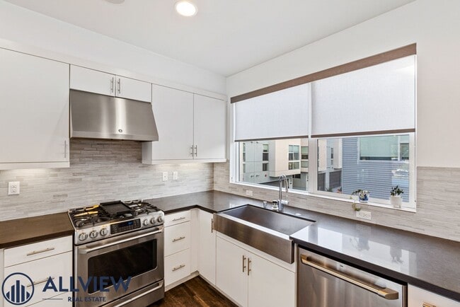 Building Photo - Beautiful three story live/work townhome i...