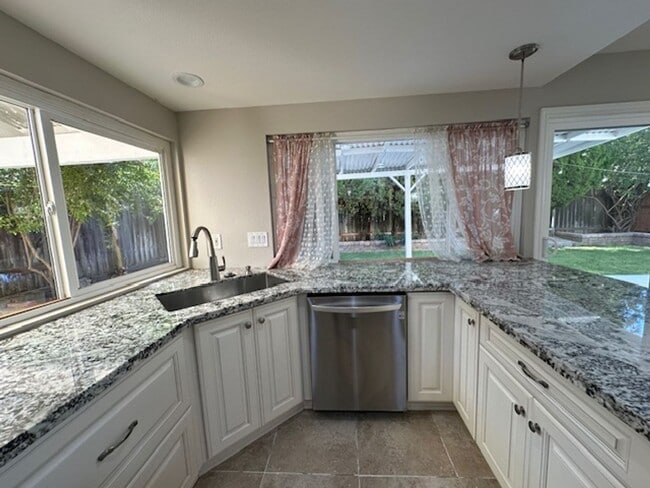 Building Photo - Stunning Newbury Park Home in model condit...
