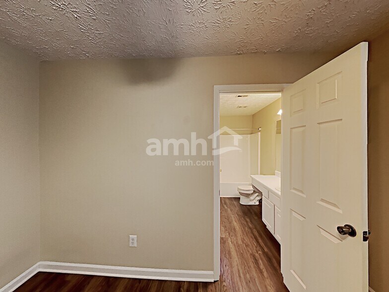 Building Photo - 2656 Lake Park Bnd