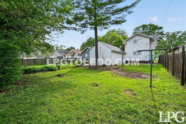Building Photo - 4140 Caroline Ave