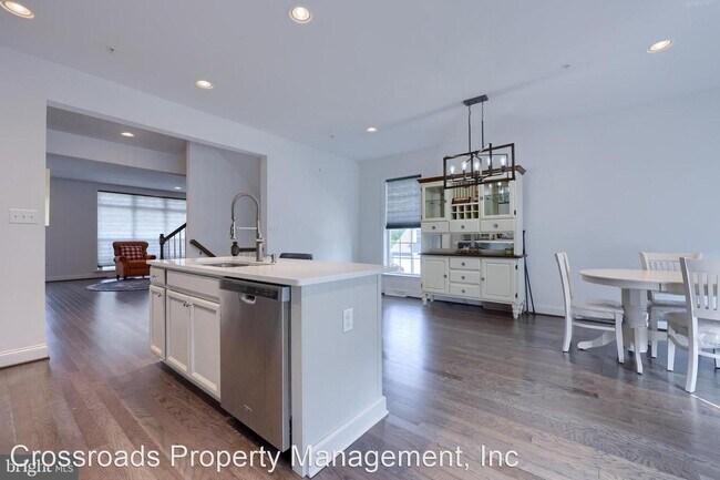 Building Photo - 2 br, 3.5 bath House - 902 Mayer Place