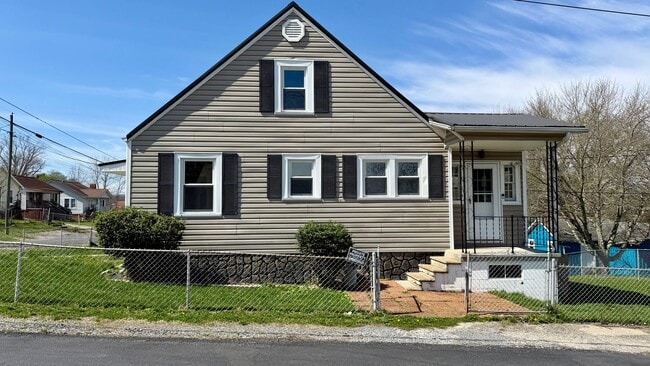 Building Photo - Spacious Updated 5BR Home with Flexible Living Options