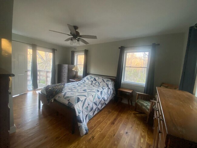 Building Photo - 304 Pine Dr