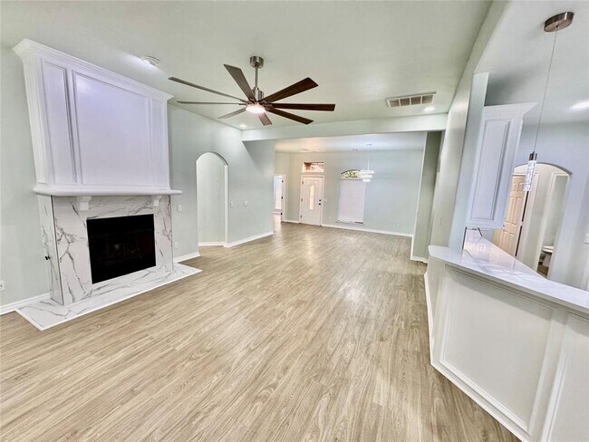 Building Photo - 10504 Walnut Hollow Dr