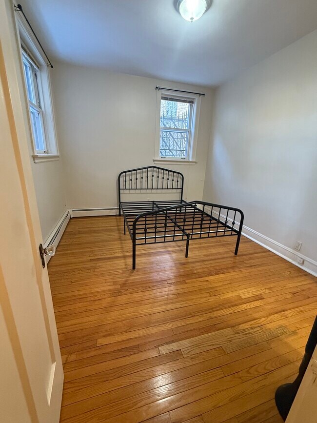 Building Photo - 7450 N Claremont Ave