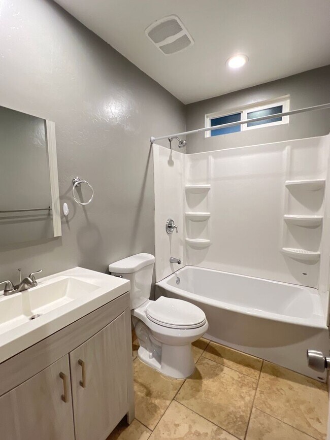 Building Photo - Northeast Bakersfield