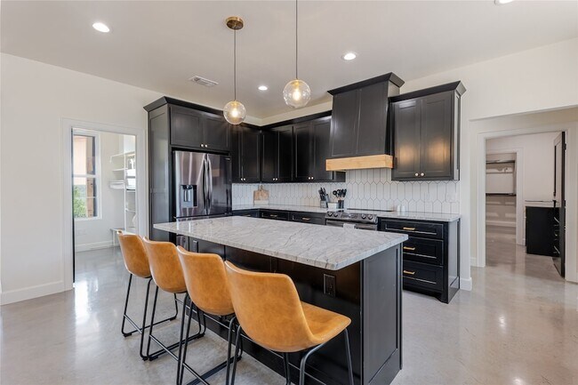 Building Photo - 405 Oak Tree Dr