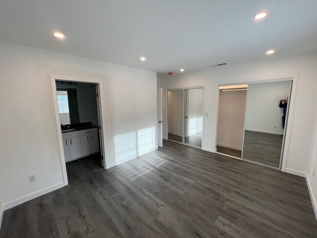 Building Photo - 8941 Balboa Blvd