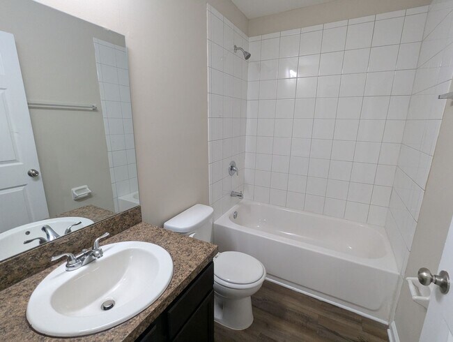 Building Photo - GREAT 3/2 Duplex READY FOR IMMEDIATE MOVE-...