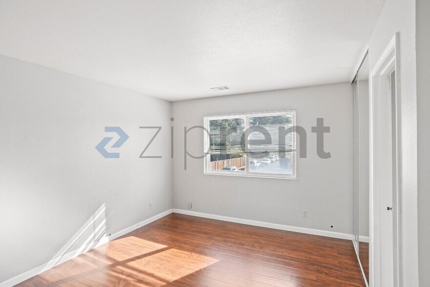 Building Photo - 38605 Royal Ann Common