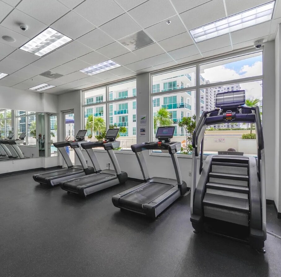 Building Photo - 1200 Brickell Bay Dr