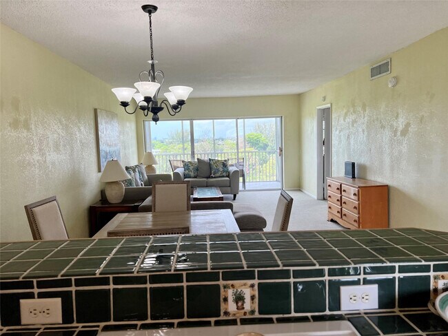 Building Photo - 3000 N Palm Aire Dr