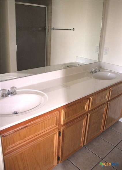 Building Photo - 1402 Chips Dr