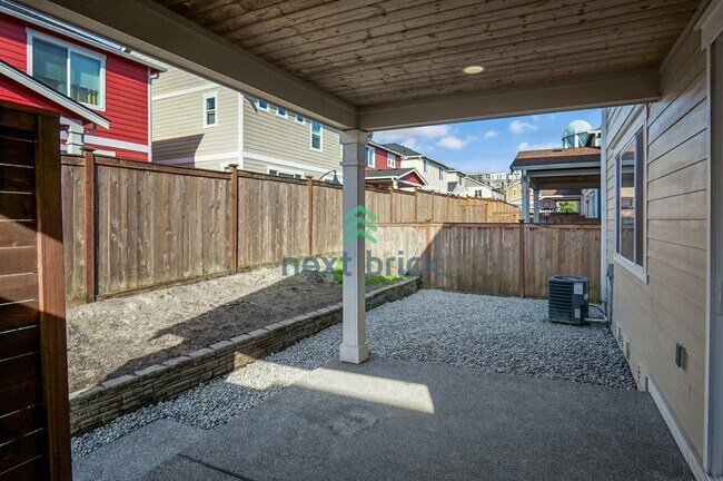 Building Photo - 4 BED AND 2.5 BATH SINGLE FAMILY HOUSE FOR RENT