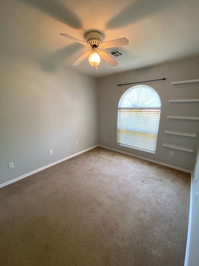 Building Photo - Beautiful 3 bedroom 2 bathroom home now available!!