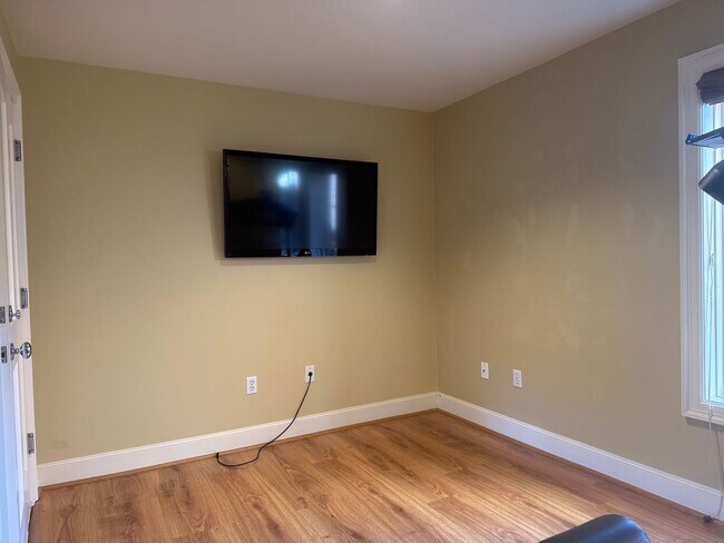 Building Photo - Exceptional 3 bed, 3 bath in Houghton Kirk...