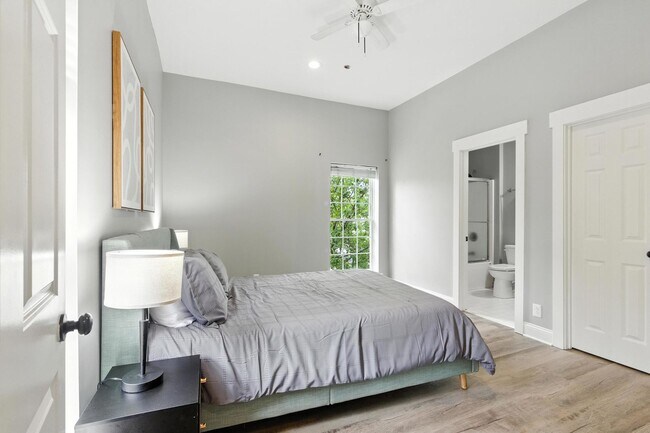 Building Photo - North Thomas 472-492