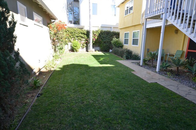 Building Photo - 2 Bedroom/1 Bath Unfurnished Back house 2nd floor