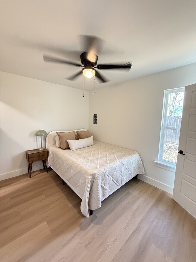 Building Photo - 1172 W Cato Springs Rd