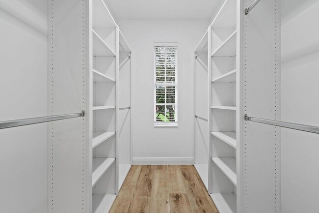 Building Photo - 354 Jacaranda Dr