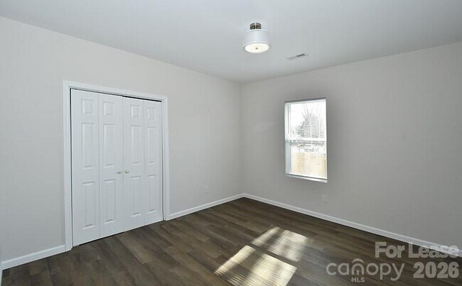 Building Photo - 746 Opal St