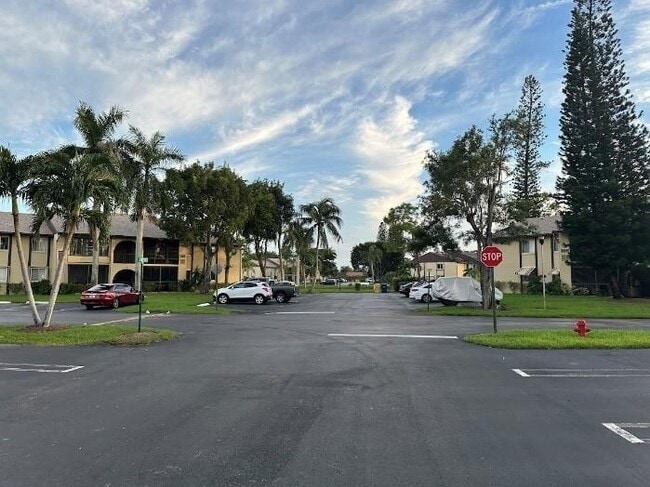 Building Photo - 327 Pine Ridge Cir