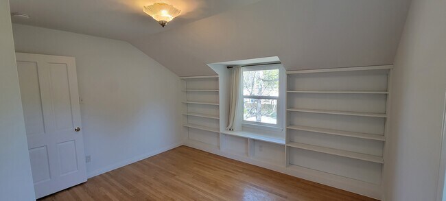 Building Photo - 661 Warner Ave